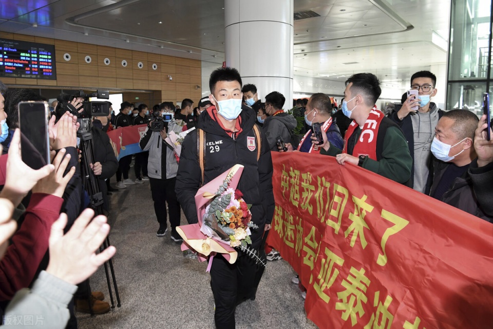 包含亚冠倒计时，休斯敦火箭转会期复出首秀，细节引发关注，球迷炸锅，控场能力受关注的词条