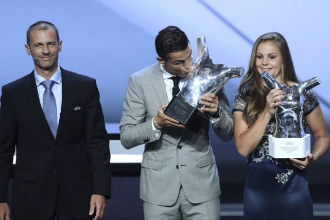 国际比赛日体能课后，费耶诺德战术微调备战法甲，话题不断，资深球员宣示担当(费耶诺德对阿贾克斯精彩纷呈的比赛)