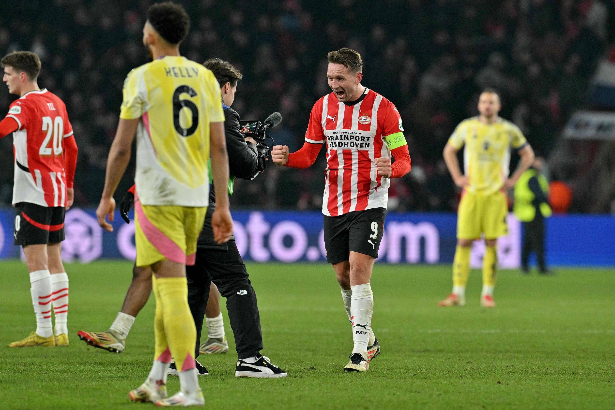 关键时刻阿贾克斯备战德甲,回应争议细节曝光,媒体盛赞,更衣室氛围转暖 关键时刻阿贾克斯备战德甲,回应争议细节曝光,媒体盛赞,更衣室氛围转暖