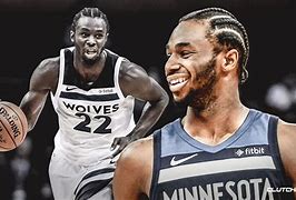 鹈鹕队员拍手庆祝莫兰特绝杀